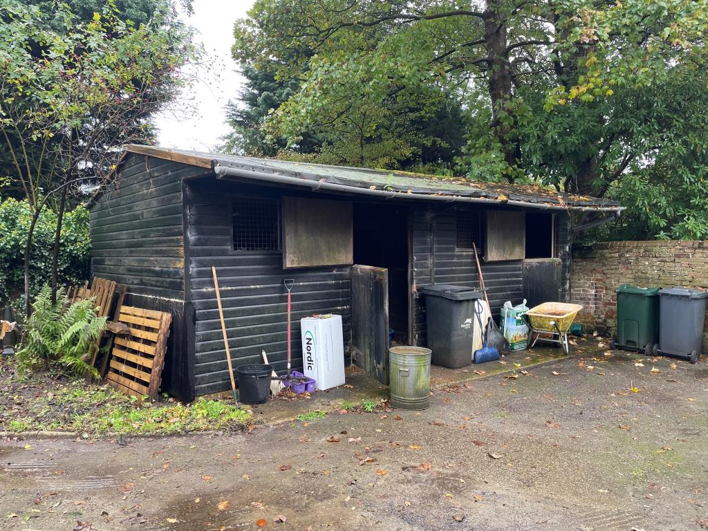 Lot: 48 - BARN WITH POTENTIAL - Stable block